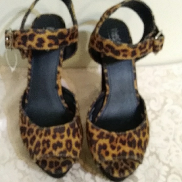 Leopard print platform heels fuzzy! 6.5 - Picture 2 of 7